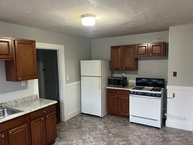 $2,100 | 14 Eddy Street, Unit 2, Waltham, MA 02453