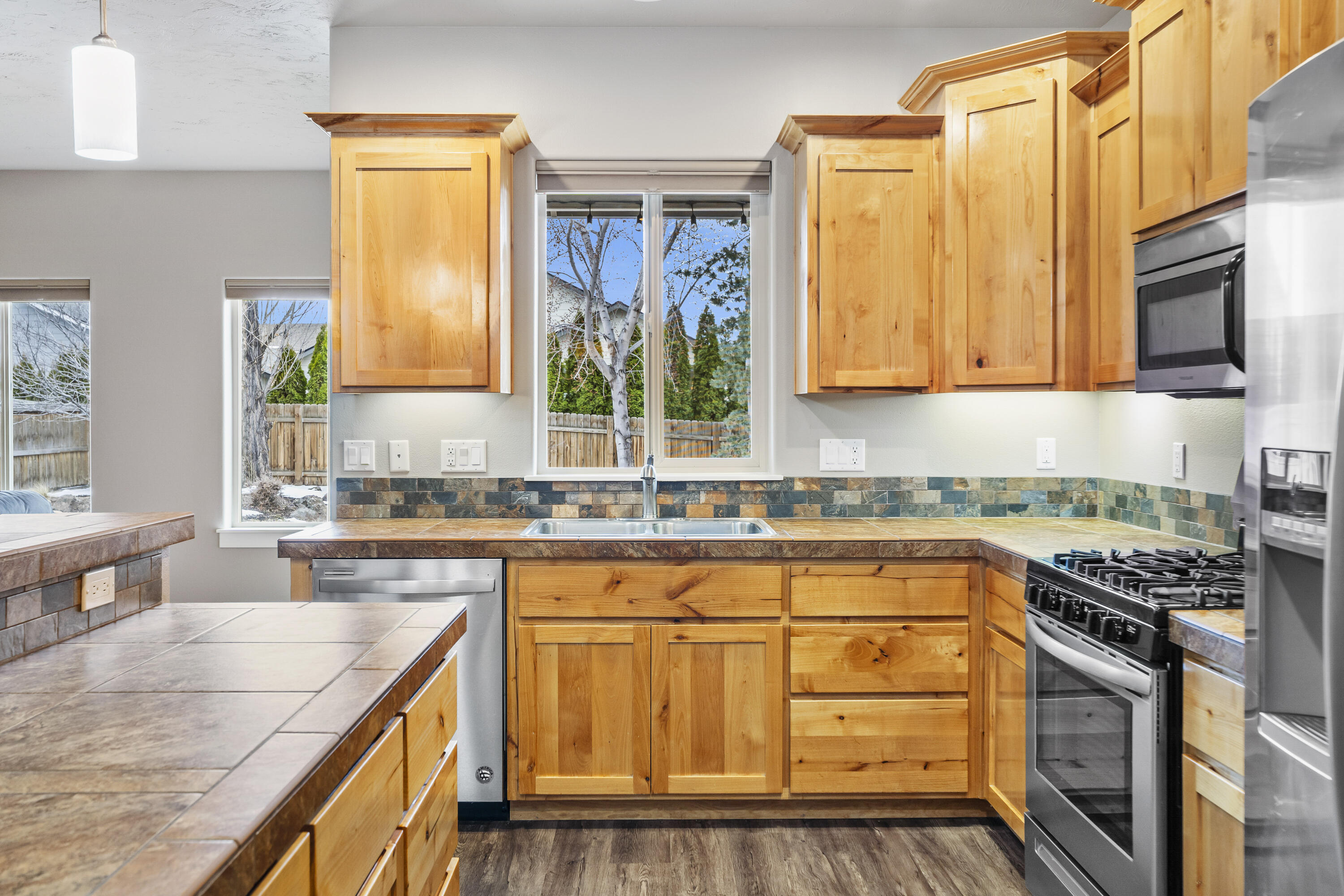 3167 Yellow Ribbon Drive Bend, OR 97701 - Photo 15 of 38 18-Kitchen