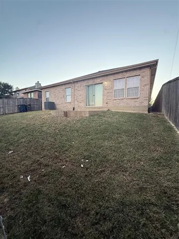 a house view with backyard space