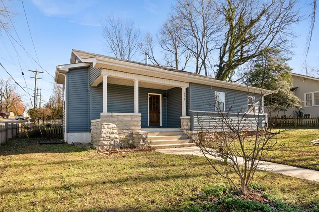 a view of a house with backyard