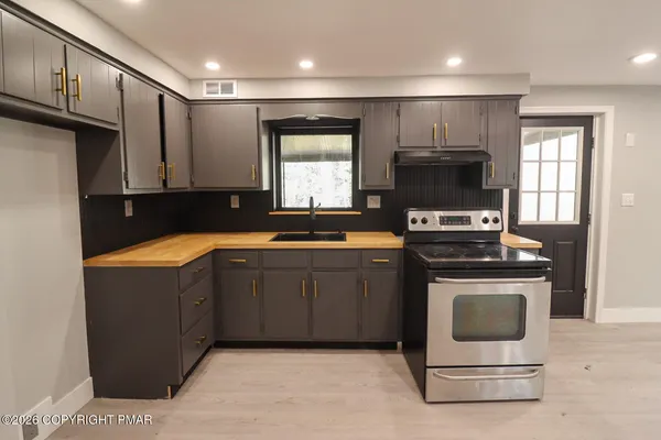 $2,800 | 1543 Coolbaugh Road, Gouldsboro, PA 18424