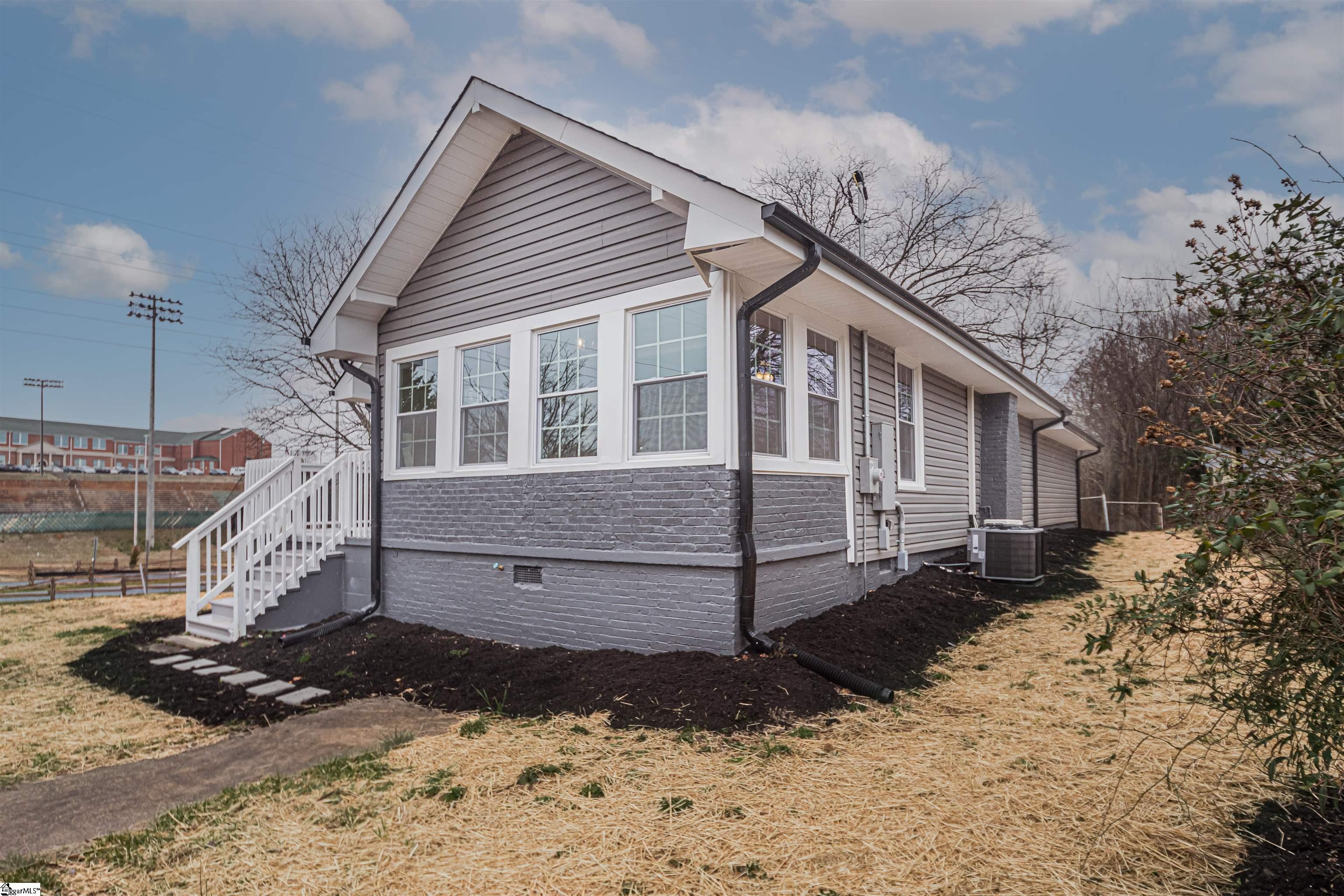 515 South 1st Street Easley, SC 29640 - Photo 2 of 33