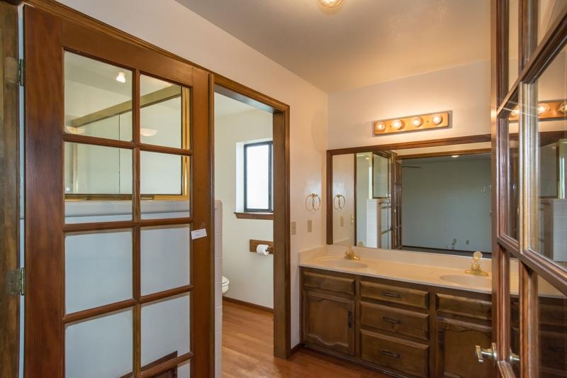 9056 Silver Bridge Road Palo Cedro, CA 96073 - Photo 17 of 29 Master Bath