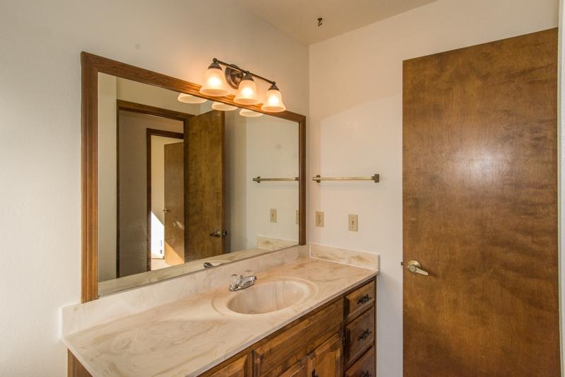 9056 Silver Bridge Road Palo Cedro, CA 96073 - Photo 22 of 29 Hallway Bath