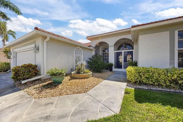a view of a house with backyard and garden