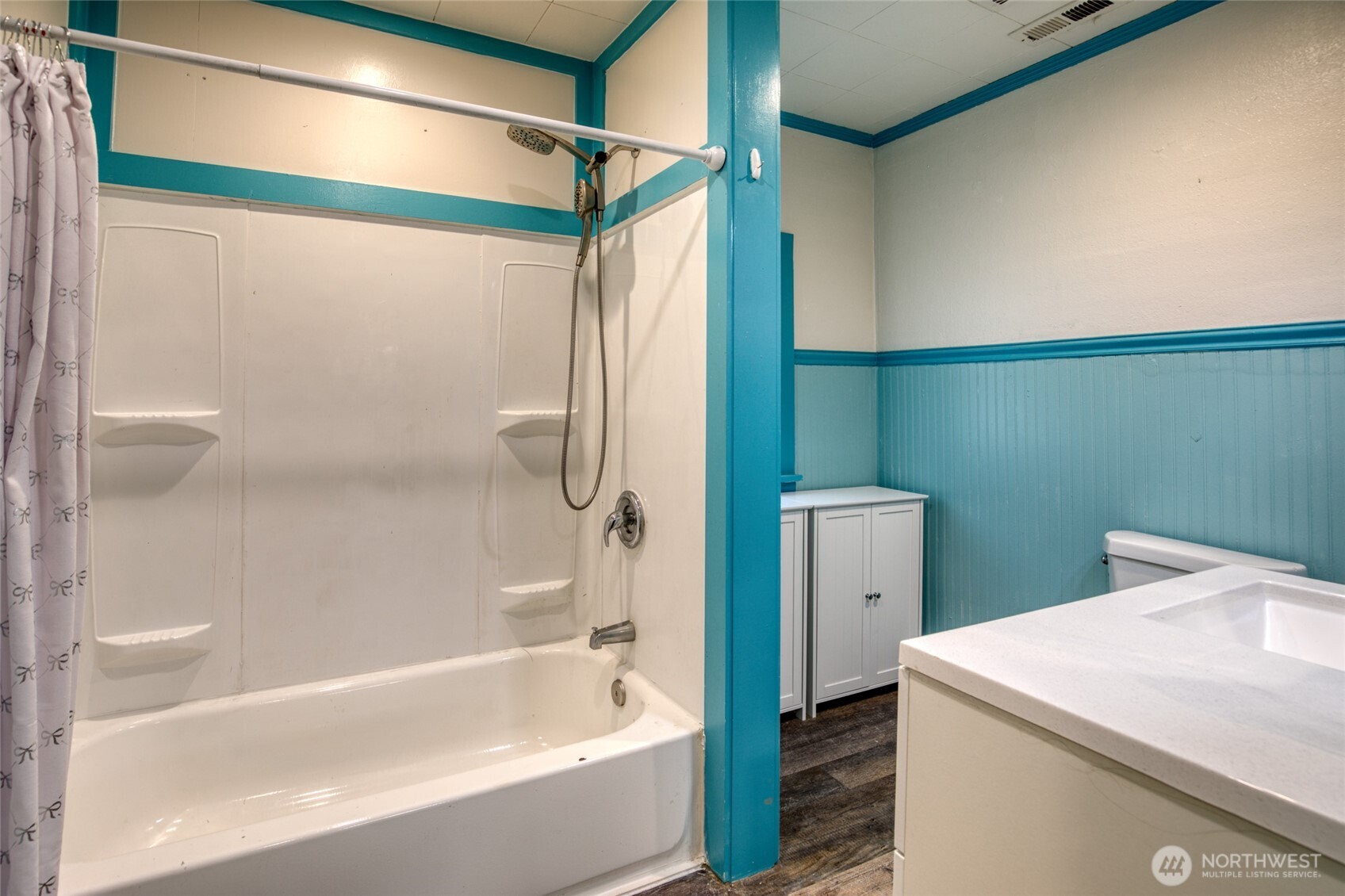 1319 West 2nd Street Aberdeen, WA 98520 - Photo 18 of 25 a bathroom with a bathtub and a shower