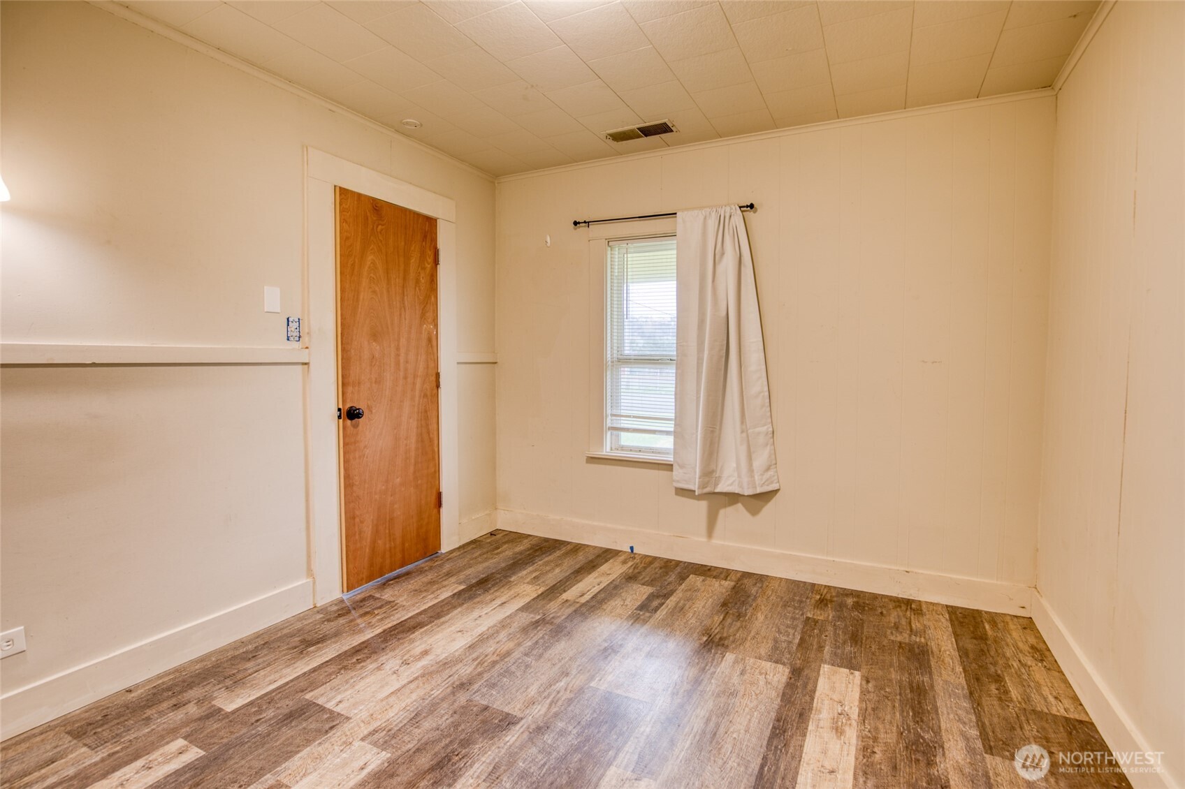 1319 West 2nd Street Aberdeen, WA 98520 - Photo 21 of 25 a view of room with window and hardwood floor