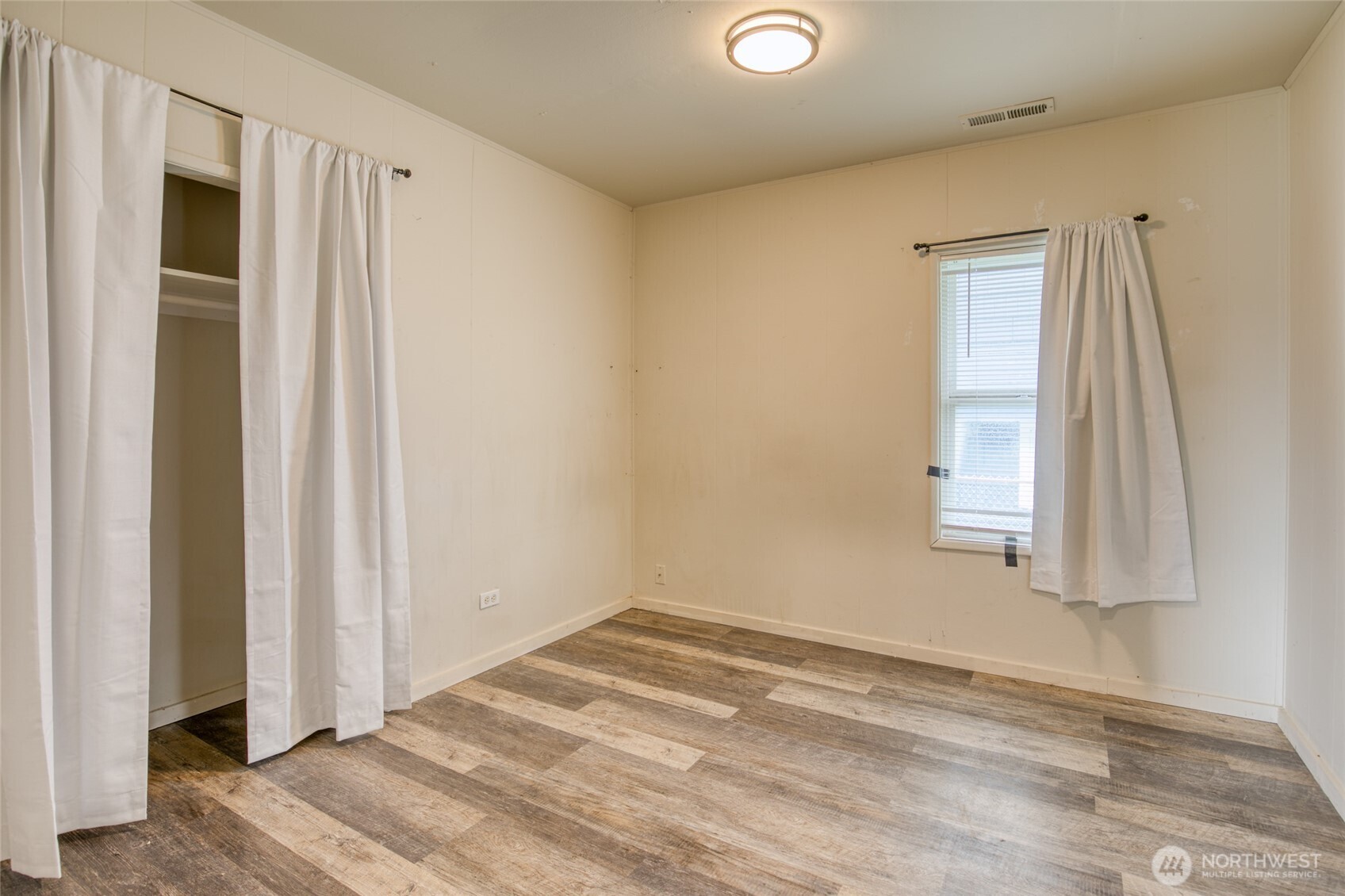 1319 West 2nd Street Aberdeen, WA 98520 - Photo 22 of 25 a view of a room with wooden floor and closet