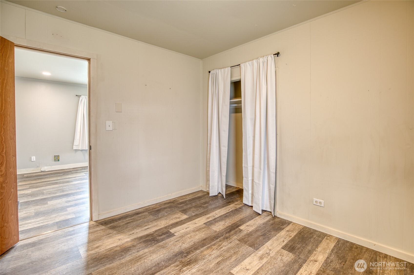 1319 West 2nd Street Aberdeen, WA 98520 - Photo 23 of 25 a view of a livingroom with wooden floor