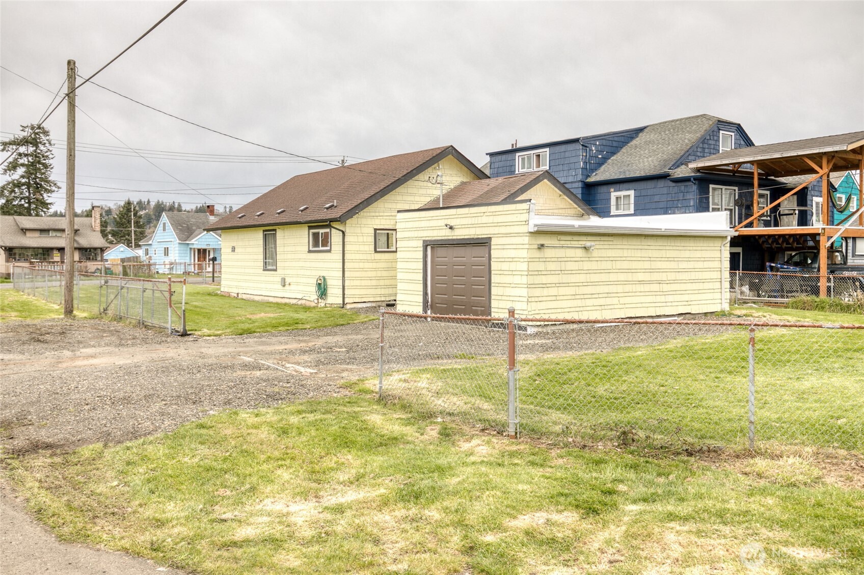 1319 West 2nd Street Aberdeen, WA 98520 - Photo 4 of 25 a view of a house with a backyard and a tub