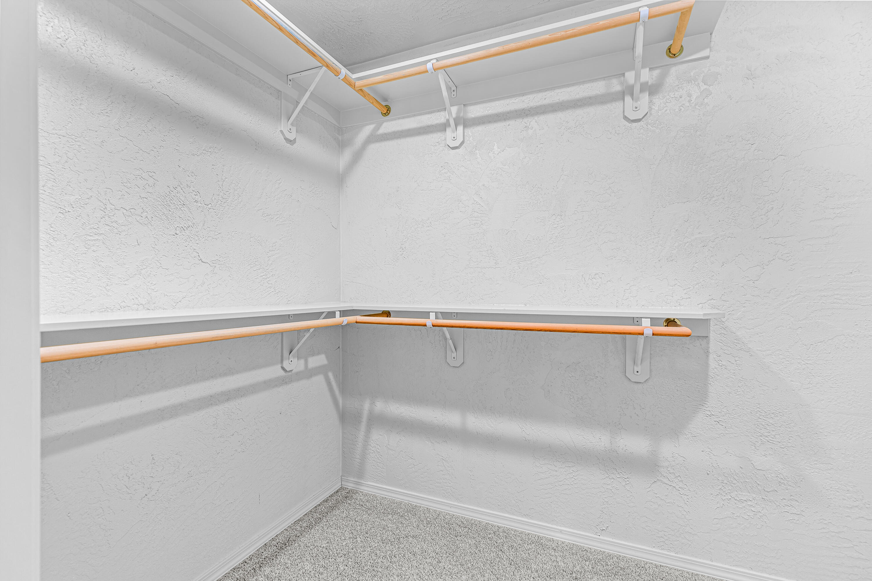6550 Hillcrest Road Medford, OR 97504 - Photo 21 of 62 Walk-in Closet