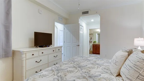 a view of a livingroom with closet