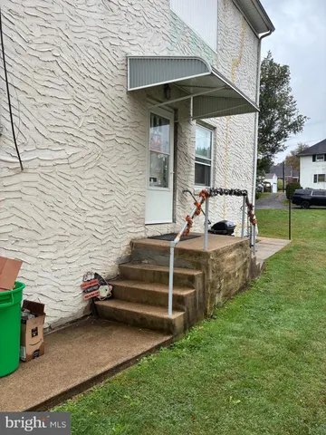 a view of a house with backyard
