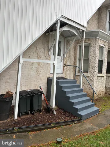 a view of entryway with wooden house
