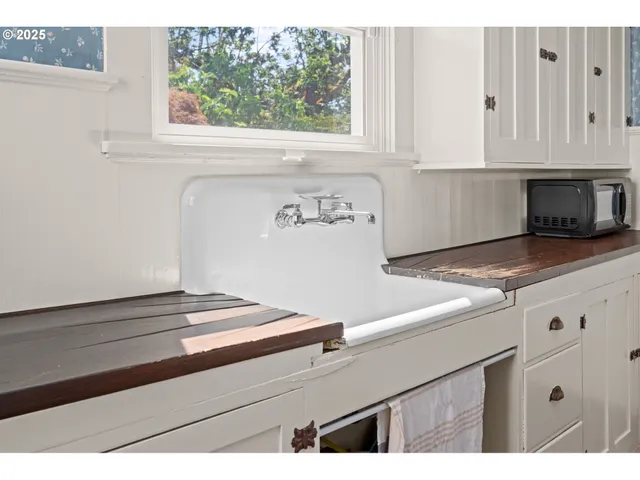 $439,000 | 322 West C Street, Rainier, OR 97048