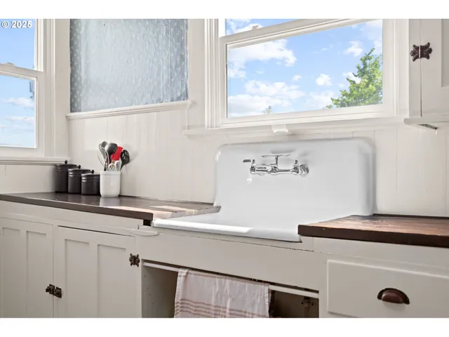 $439,000 | 322 West C Street, Rainier, OR 97048