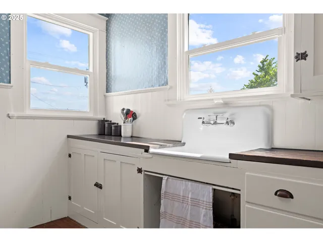 $439,000 | 322 West C Street, Rainier, OR 97048