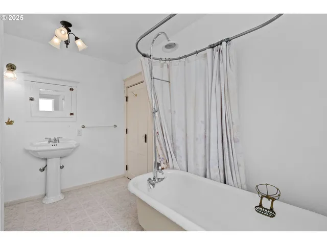 $439,000 | 322 West C Street, Rainier, OR 97048