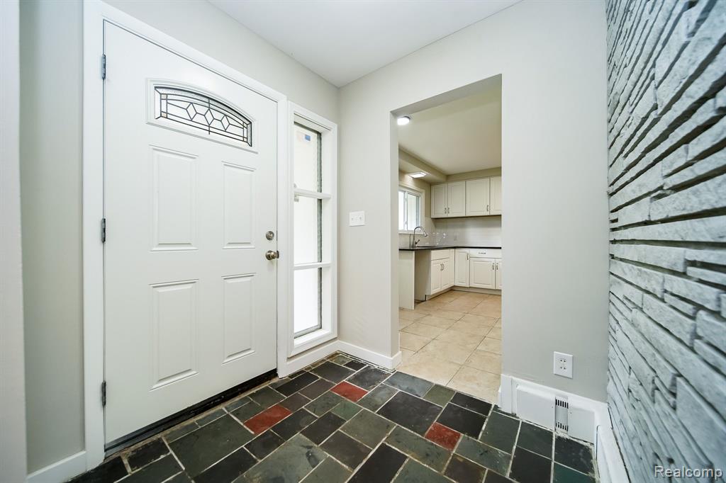 29200 Utley Road Farmington Hills, MI 48334 - Photo 7 of 64