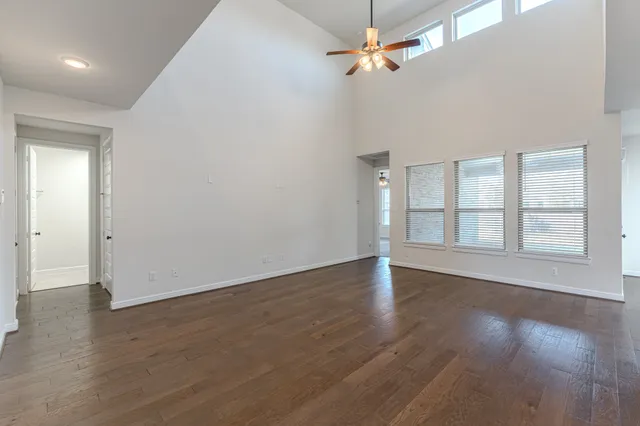 a en suite bathroom with a double vanity sink and mirror