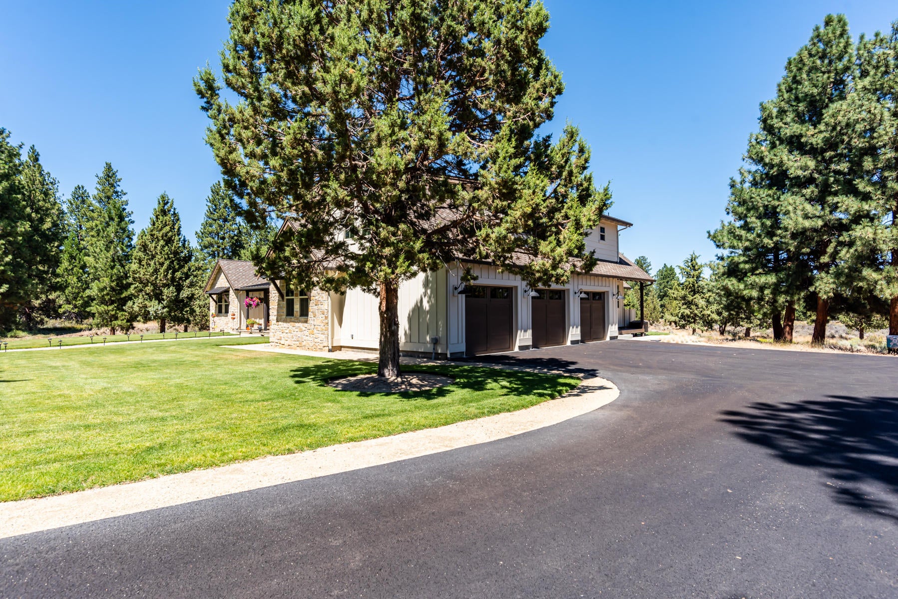 60540 Billadeau Road Bend, OR 97702 - Photo 34 of 39 35-Large Driveway