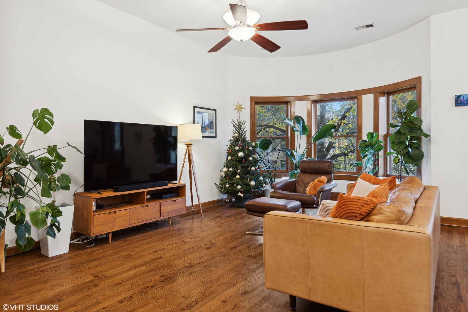 4059 North Sheridan Road, Unit 2 Chicago, IL 60613 - Photo 4 of 30 a living room with furniture tv and a window