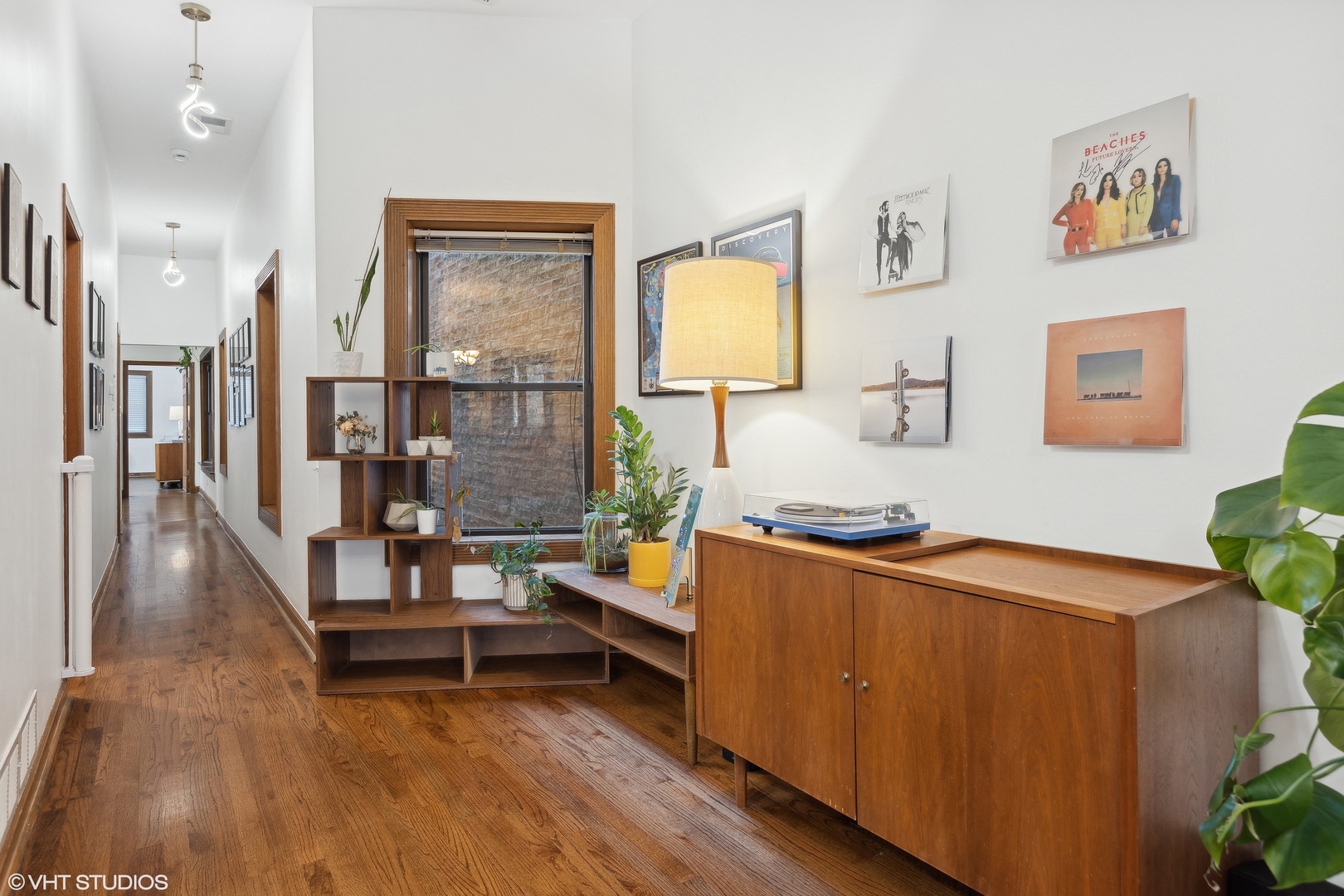4059 North Sheridan Road, Unit 2 Chicago, IL 60613 - Photo 7 of 30 a living room with furniture and wooden floor