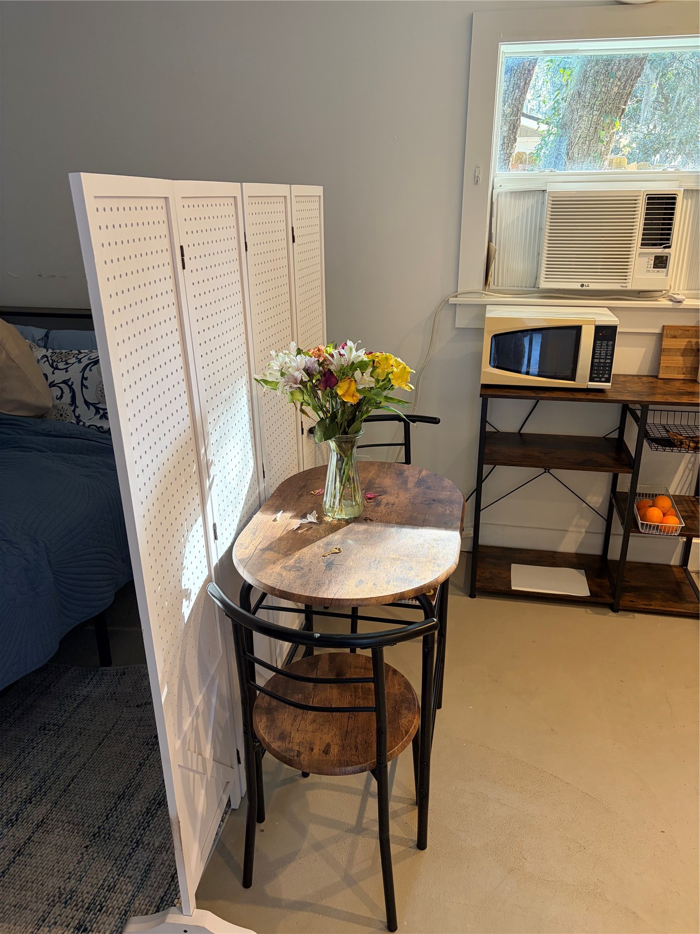 619 North 15th Street Fernandina Beach, FL 32034 - Photo 4 of 11 a view of a dining room with furniture and window
