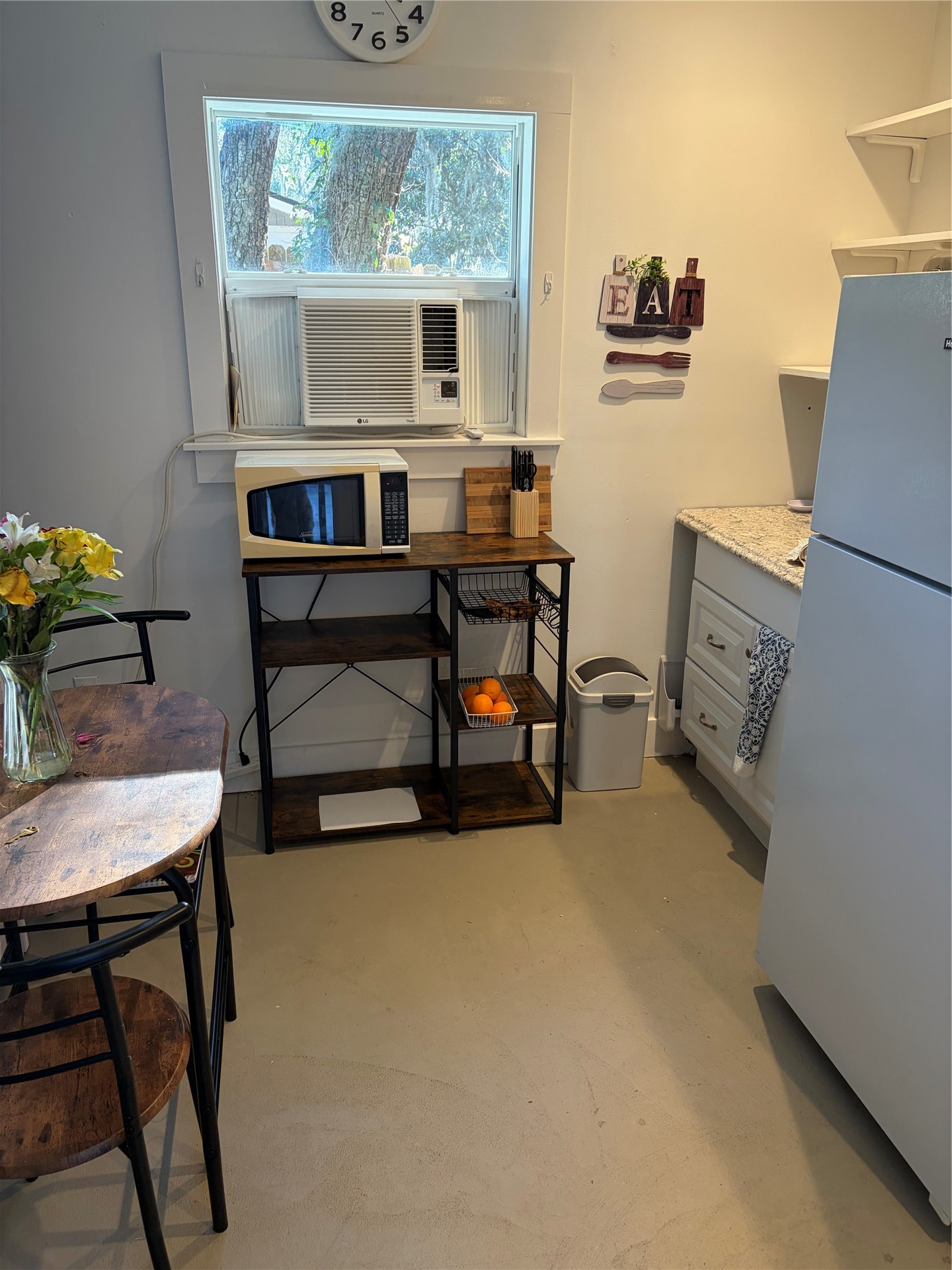 619 North 15th Street Fernandina Beach, FL 32034 - Photo 6 of 11 a living room with furniture and a window