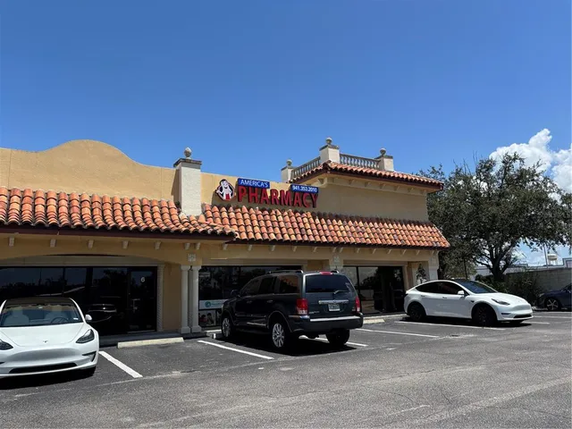 a picture of a park with an ocean