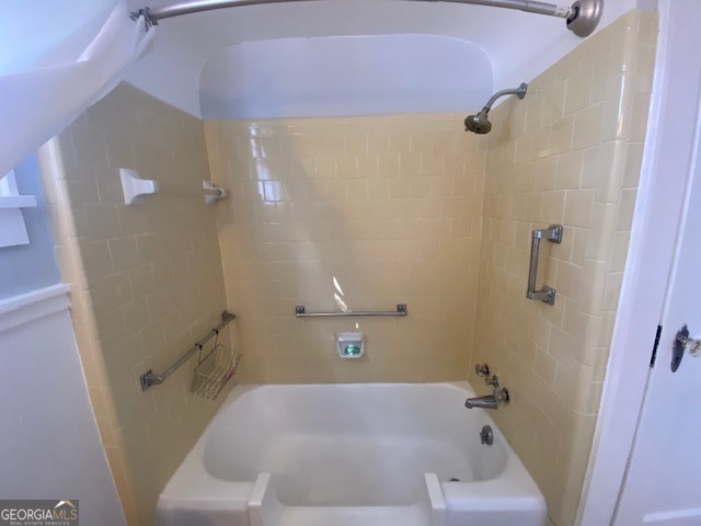 311 East 4th Street West Point, GA 31833 - Photo 18 of 32 a bathroom with a bathtub and shower