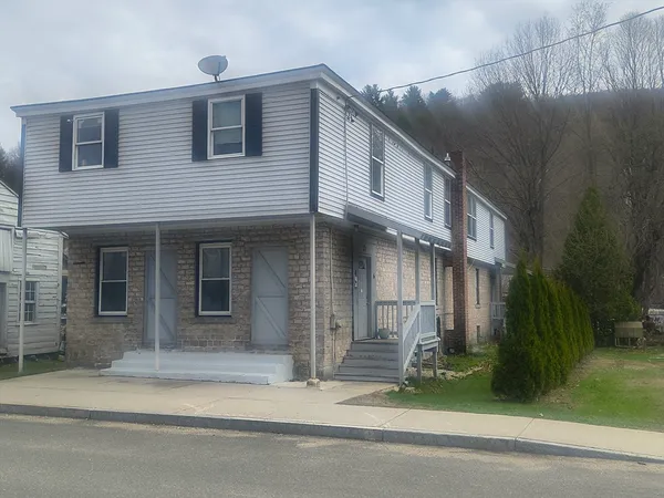 a view of a house with a yard