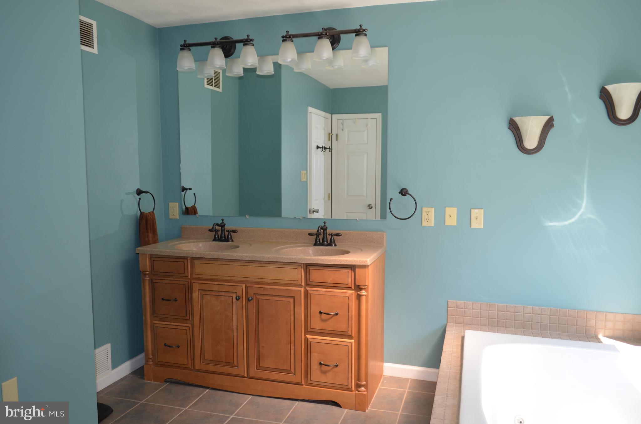 435 Big Spring Road New Cumberland, PA 17070 - Photo 39 of 79 Main Bath