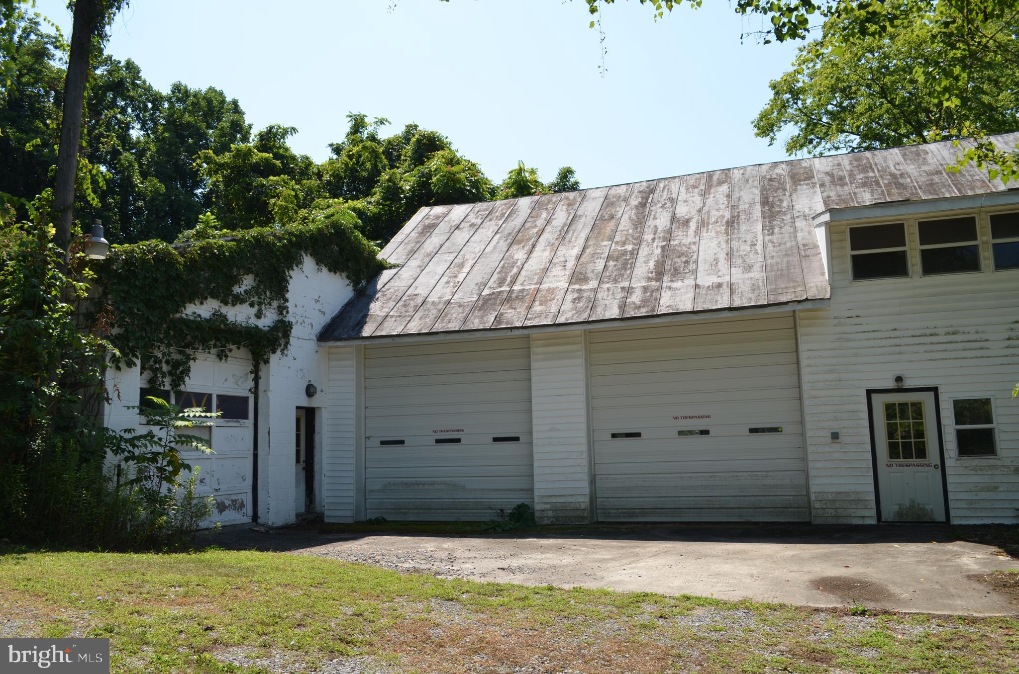 435 Big Spring Road New Cumberland, PA 17070 - Photo 67 of 79 Front of garage