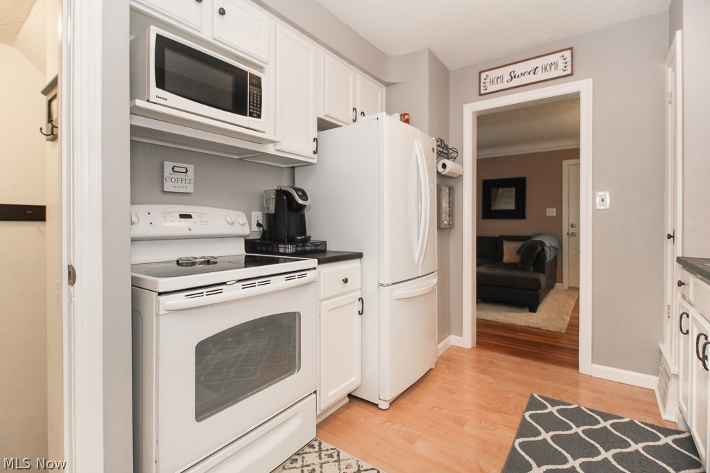 3302 Hearthstone Road Cleveland, OH 44134 - Photo 10 of 26 Gallery Image 10