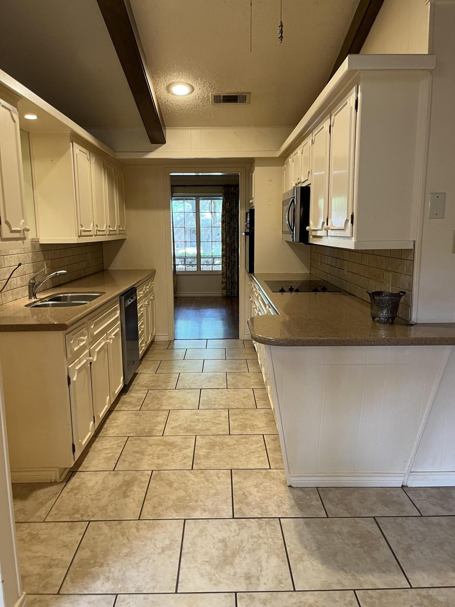 3702 69th Street Lubbock, TX 79413 - Photo 10 of 32 IMG_8655