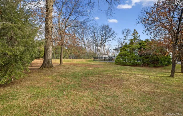 $2,150,000 | 369 Vanderbilt Parkway, Dix Hills, NY 11746