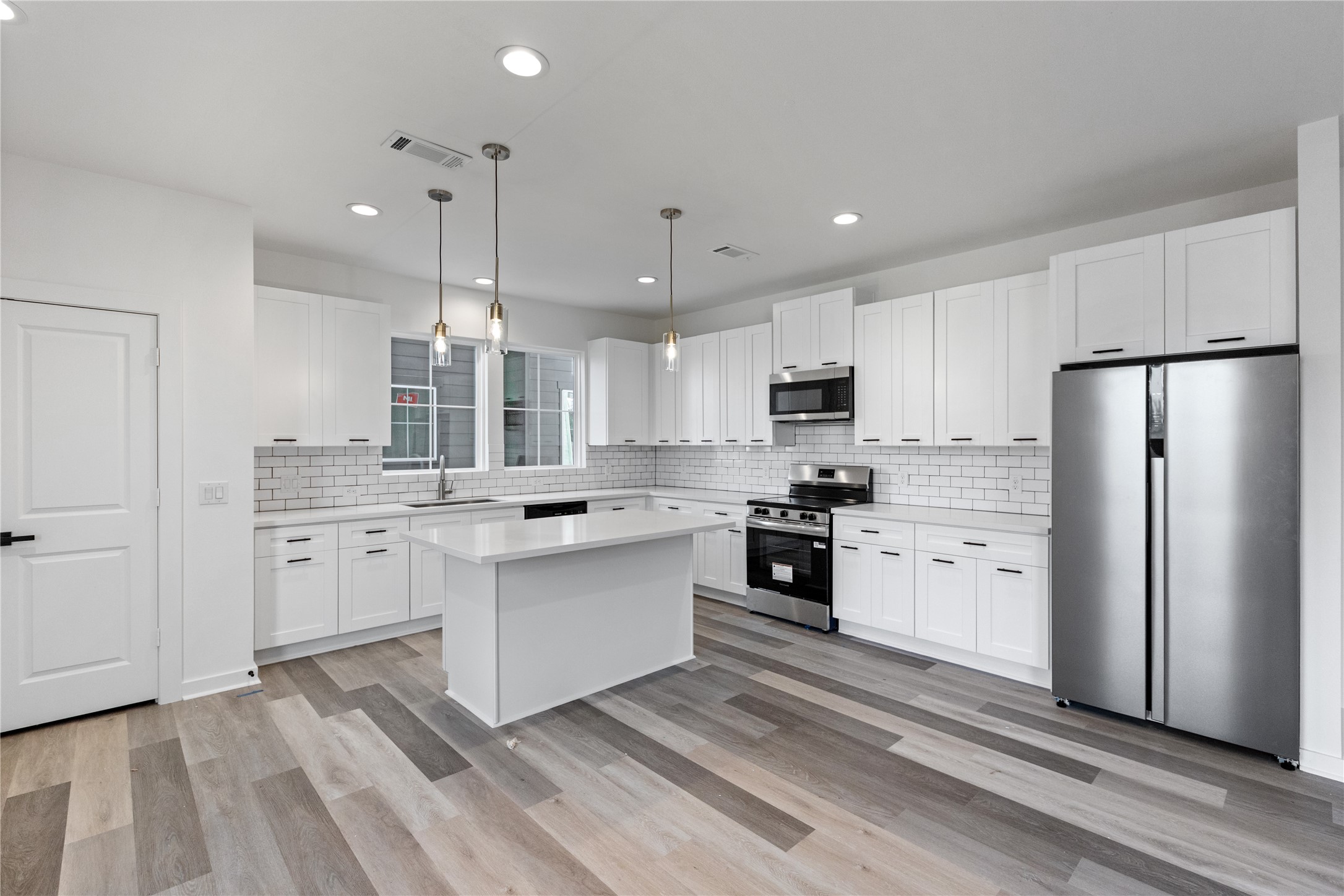 2702 Winbern Street, Unit B Houston, TX 77004 - Photo 4 of 12 Kitchen view w/ stainless steel appliances