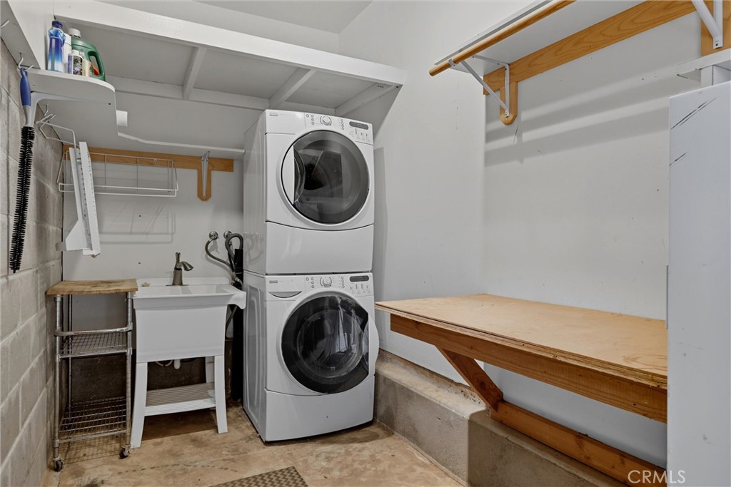 10294 Red Eye Road Oroville, CA 95965 - Photo 29 of 62 a utility room with dryer and washer