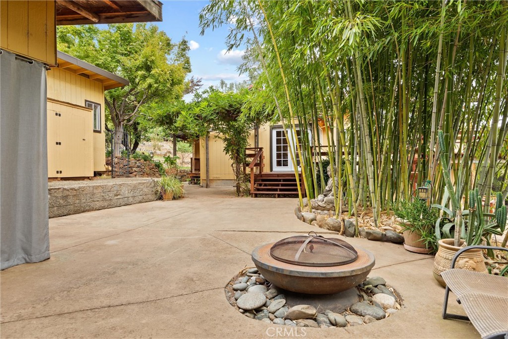 10294 Red Eye Road Oroville, CA 95965 - Photo 39 of 62 a view of a patio with dining table and chairs