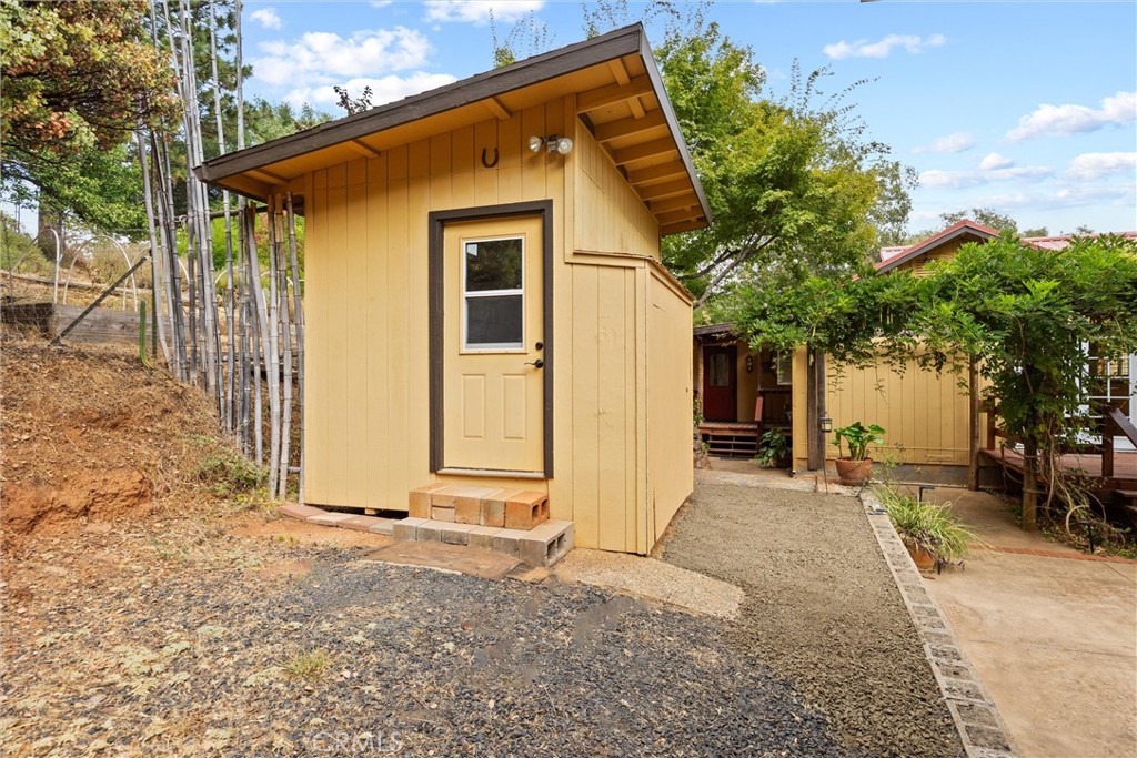 10294 Red Eye Road Oroville, CA 95965 - Photo 58 of 62 a backyard of a house with table and chairs