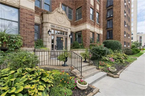 $315,000 | 807 West 48th Street, Unit 701, Kansas City, MO 64112