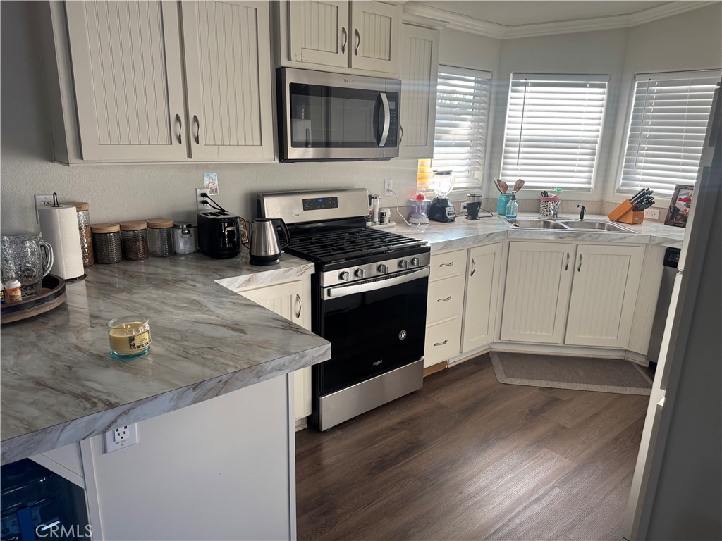 10550 Dunlap Crossing Road Whittier, CA 90606 - Photo 9 of 12 a kitchen with a stove and a sink