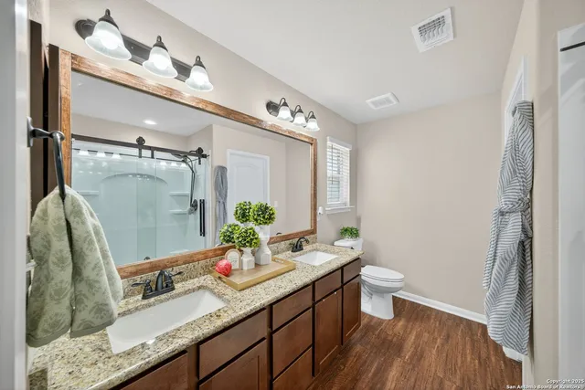 a en suite spacious bathroom with a shower