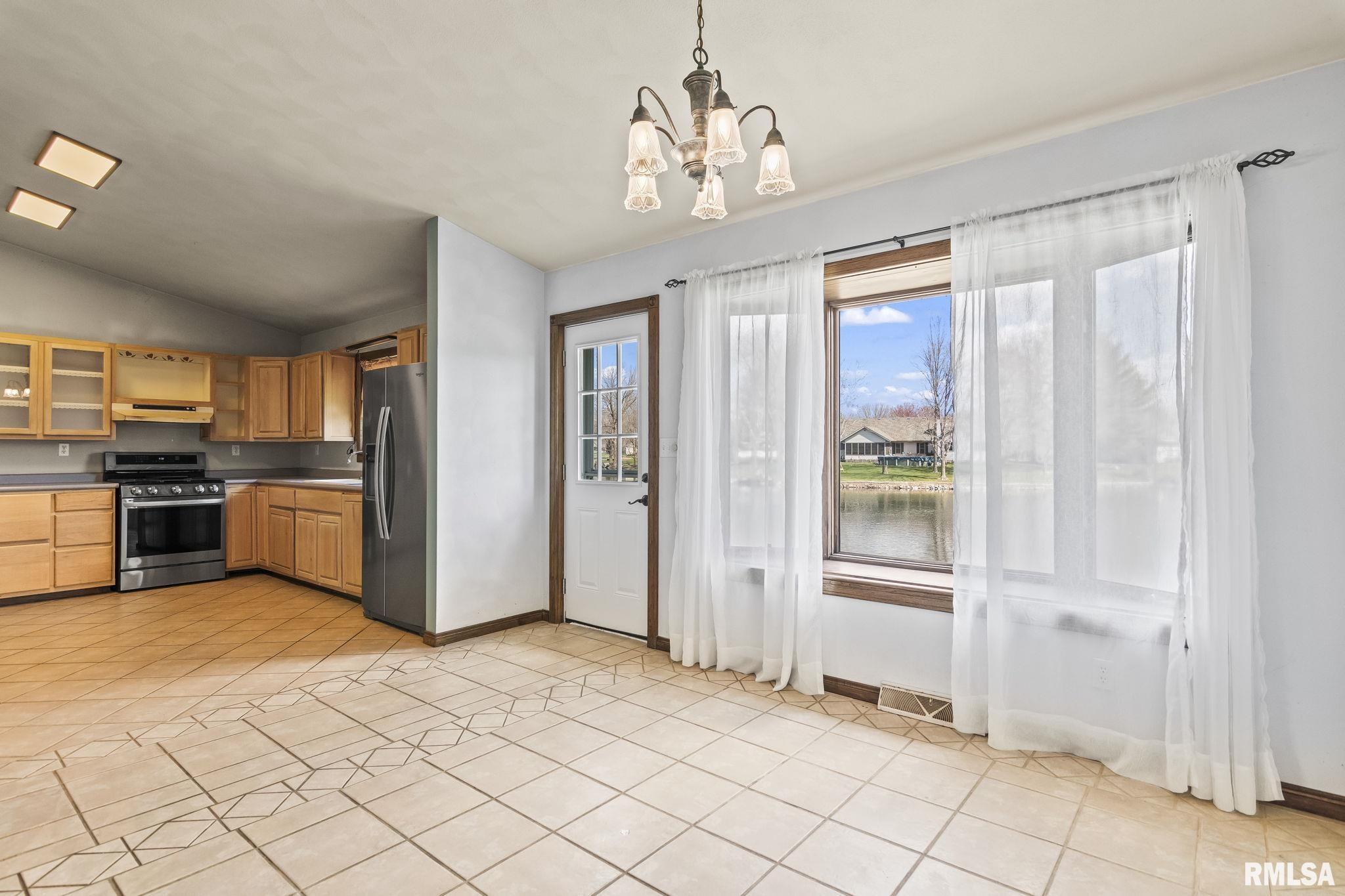 14314 Sandy Point Athens, IL 62613 - Photo 13 of 39