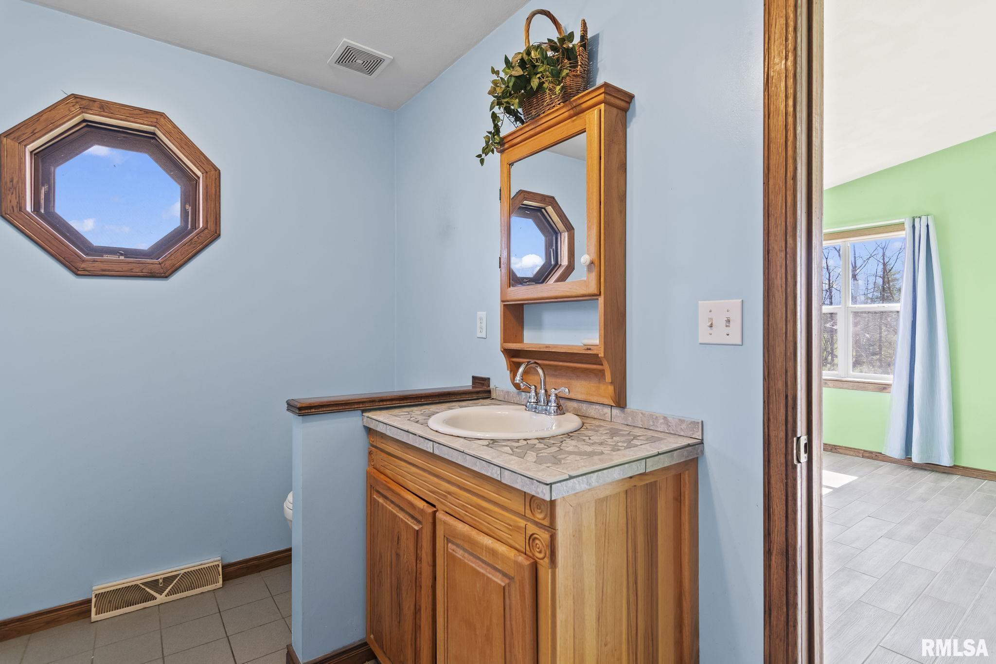 14314 Sandy Point Athens, IL 62613 - Photo 20 of 39