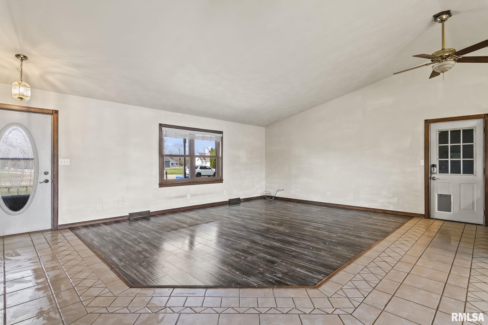 14314 Sandy Point Athens, IL 62613 - Photo 2 of 39