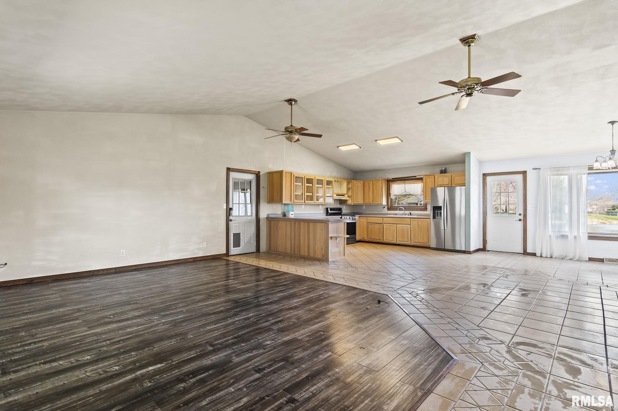 14314 Sandy Point Athens, IL 62613 - Photo 4 of 39