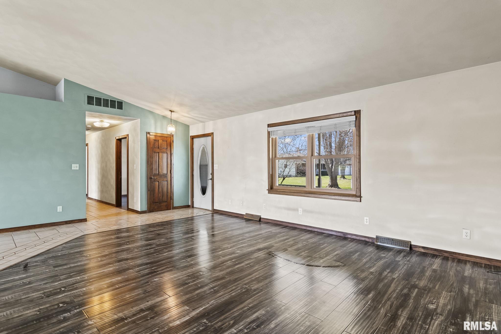 14314 Sandy Point Athens, IL 62613 - Photo 6 of 39