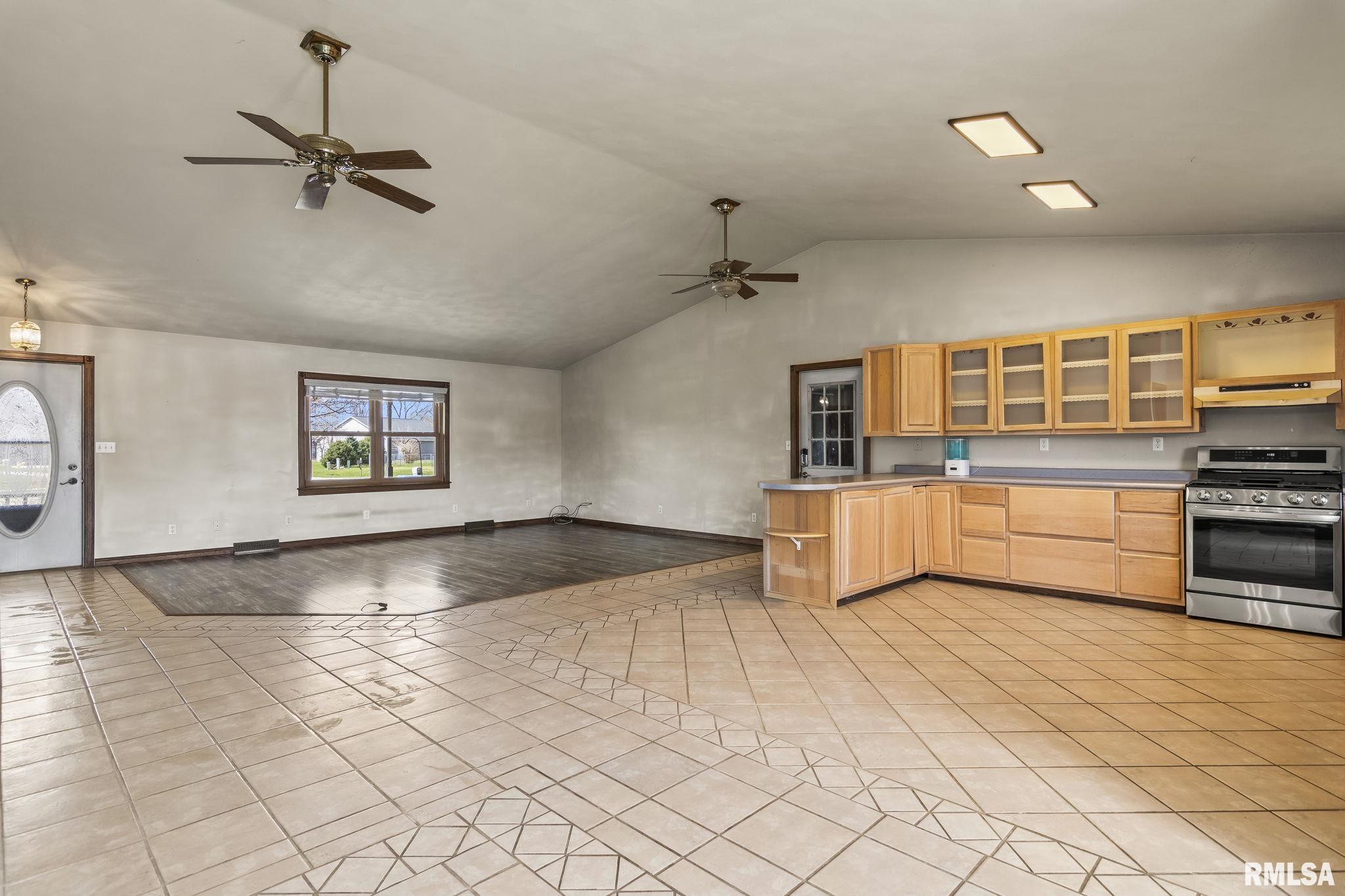 14314 Sandy Point Athens, IL 62613 - Photo 7 of 39